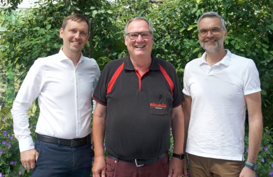 Von links nach rechts: Marco Greifeneder (neuer Leiter Operations), Claus Wöhr (bisheriger Leiter Operations) und Thomas Peinkofer (Geschäftsführer AICHELIN Service)